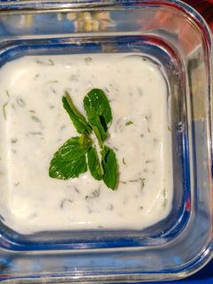 Una foto de Aderezo árabe de yogurt