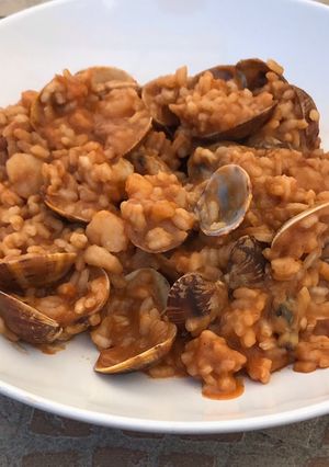 Una foto de Almejas con arroz y fumet de bogavante
