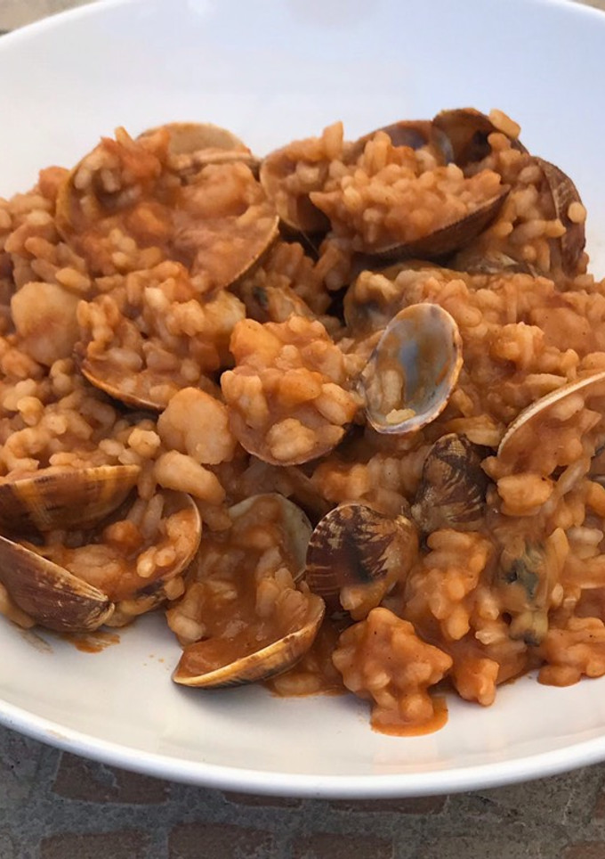 Una foto de Almejas con arroz y fumet de bogavante