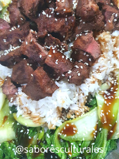 Una foto de 🇨🇳 🥬Pack Choi con carne salteada y arroz 🍚