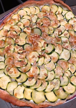 Une photo de Tarte fine aux courgettes et aux pignons