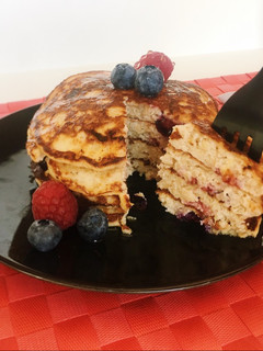 Una foto de Tortitas de avena y frutos rojos