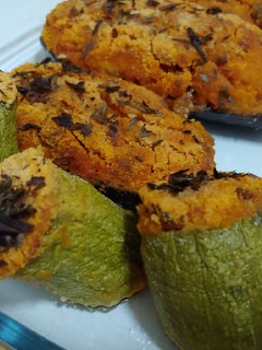 Una foto de Tronquitos de calabacín rellenos de pollo y verduras