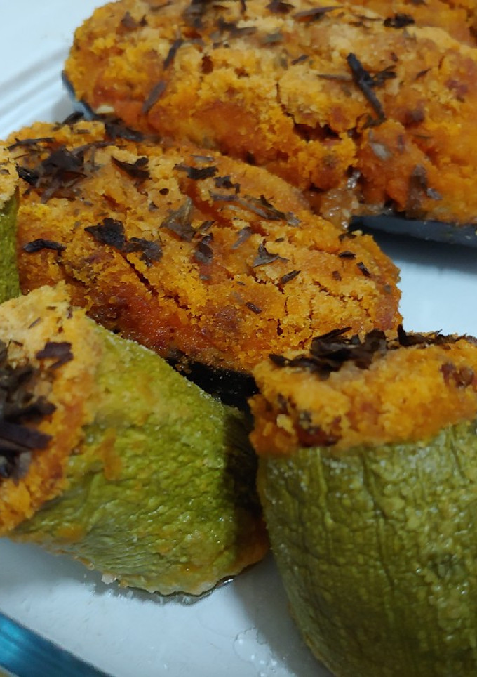 Una foto de Tronquitos de calabacín rellenos de pollo y verduras