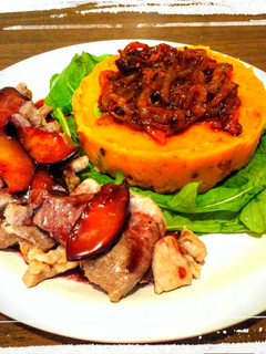 Una foto de Cerdo con Salsa de Ciruela y Puré de Batata con Rúcula