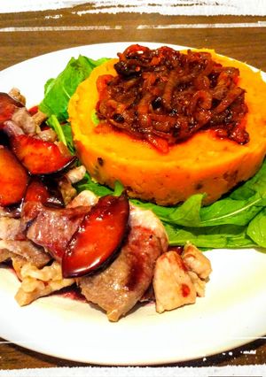 Una foto de Cerdo con Salsa de Ciruela y Puré de Batata con Rúcula