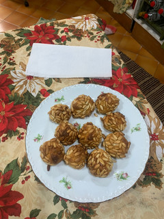 Una foto de Panellet de piñones