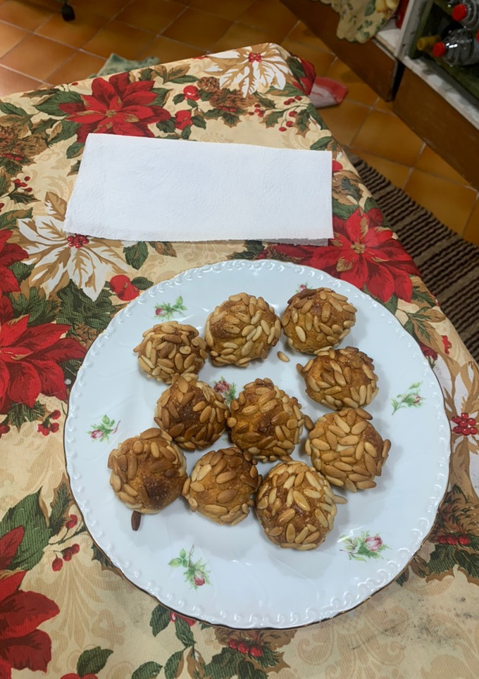 Una foto de Panellet de piñones