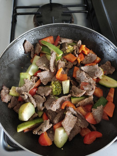 Una foto de Fajitas de res con verduras