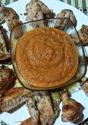 Una foto de Alitas de pollo al ajillo con salsa de pisto manchego