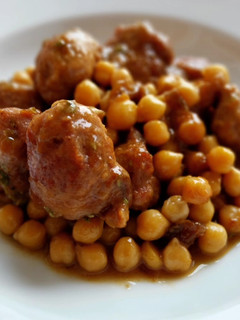 Una foto de Garbanzos y butifarras encebolladas en salsa de vino rancio