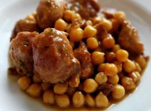 Foto principal de Garbanzos y butifarras encebolladas en salsa de vino rancio