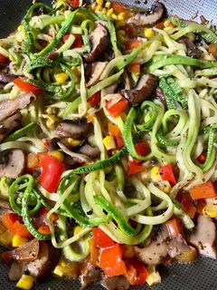 Una foto de Spaghetti de calabaza con mantequilla y albahaca