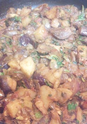 A picture of Aloo Baingan Theeka Masala.