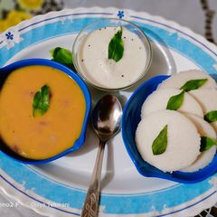 Idli sambhar with coconut chutney A picture of Idli sambhar with coconut chutney.
