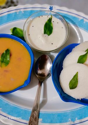 A picture of Idli sambhar with coconut chutney.
