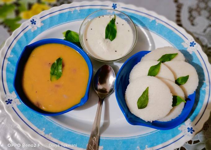 Idli sambhar with coconut chutney