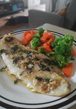 Una foto de Filete de pescado a la mantequilla con ajo