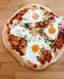 Ham & eggs pizza