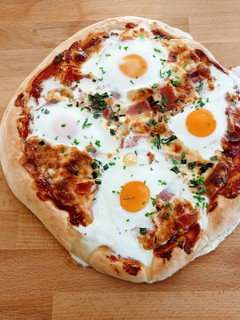 Ham & eggs pizza recept fotója