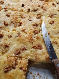 Una foto de Torta fácil de manzana con coco y nueces