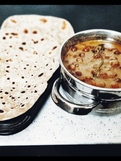 சப்பாத்தி-கருப்பு சுண்டல் கிரேவி செய்முறை முக்கிய புகைப்படம்