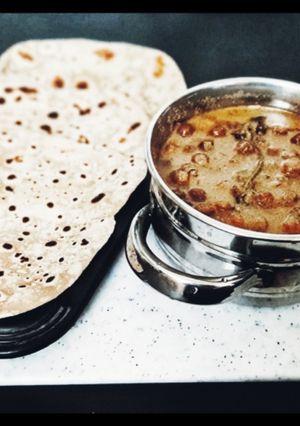 சப்பாத்தி-கருப்பு சுண்டல் கிரேவி செய்முறை முக்கிய புகைப்படம்