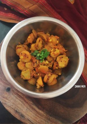 કંકોડા નું શાક (Kantola Shak Recipe In Gujarati) રેસીપી મુખ્ય ફોટો