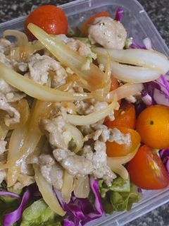 Hình của món Salad bò, bắp cải tím, xà lách xoăn.