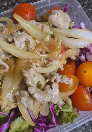 Hình của món Salad bò, bắp cải tím, xà lách xoăn.