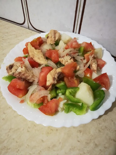 Una foto de Ensalada con patata y caballa