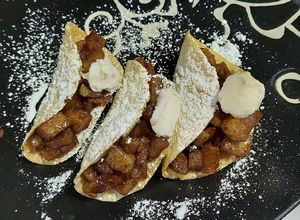 Una foto de Apple Cinnamon Tacos fácil y rápido
