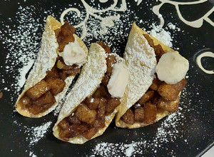 Una foto de Apple Cinnamon Tacos fácil y rápido