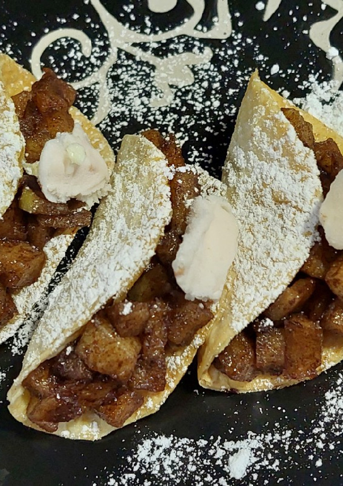 Una foto de Apple Cinnamon Tacos fácil y rápido