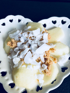 Una foto de Postre de manzana, manteca de maní y coco! Una exquisitez súper saludable!