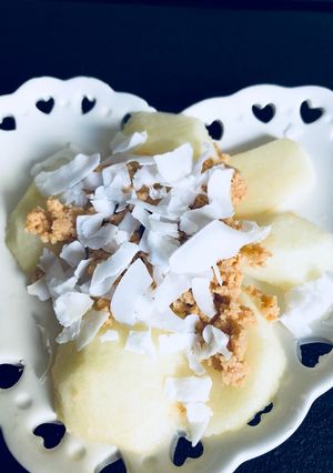 Una foto de Postre de manzana, manteca de maní y coco! Una exquisitez súper saludable!
