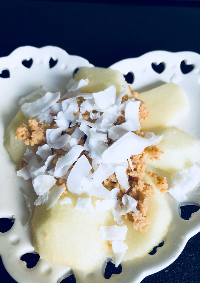 Una foto de Postre de manzana, manteca de maní y coco! Una exquisitez súper saludable!