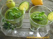 Una foto de smoothie de espinacas