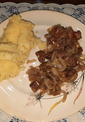 Una foto de Cubos de hígado encebollados con puré