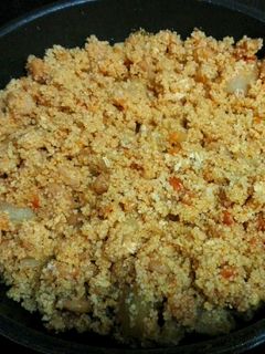Una foto de Cous cous con tortilla, zanahoria, piña y gambitas agridulce