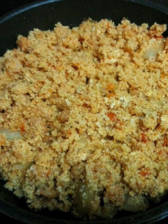 Una foto de Cous cous con tortilla, zanahoria, piña y gambitas agridulce