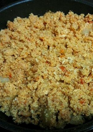 Una foto de Cous cous con tortilla, zanahoria, piña y gambitas agridulce