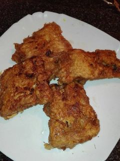 Una foto de merluza adobada al pimenton y rebozada 
