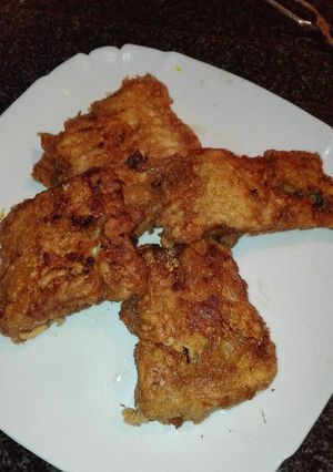Una foto de merluza adobada al pimenton y rebozada 