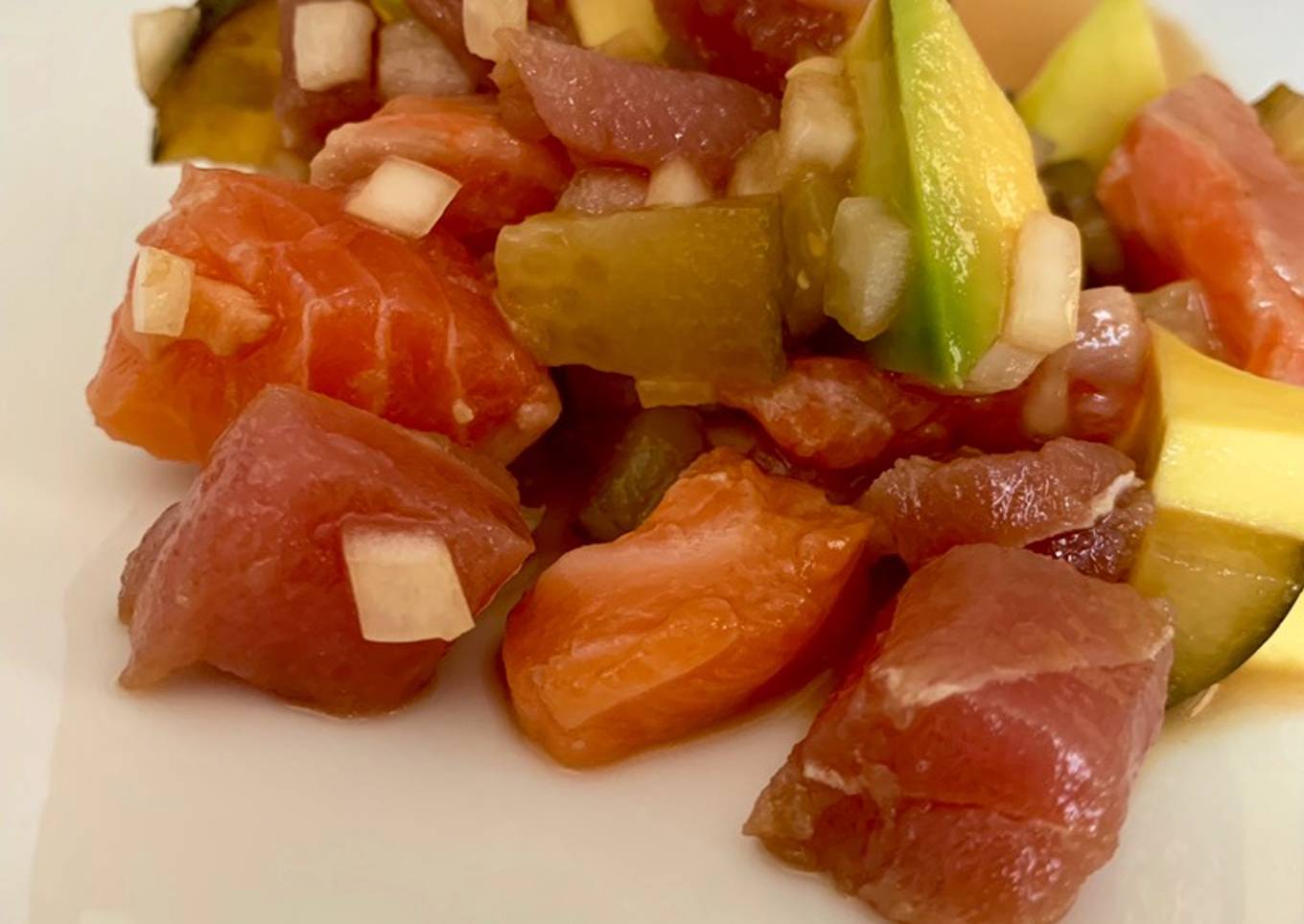 Ensalada de salmón y atún macerados en soja y naranja