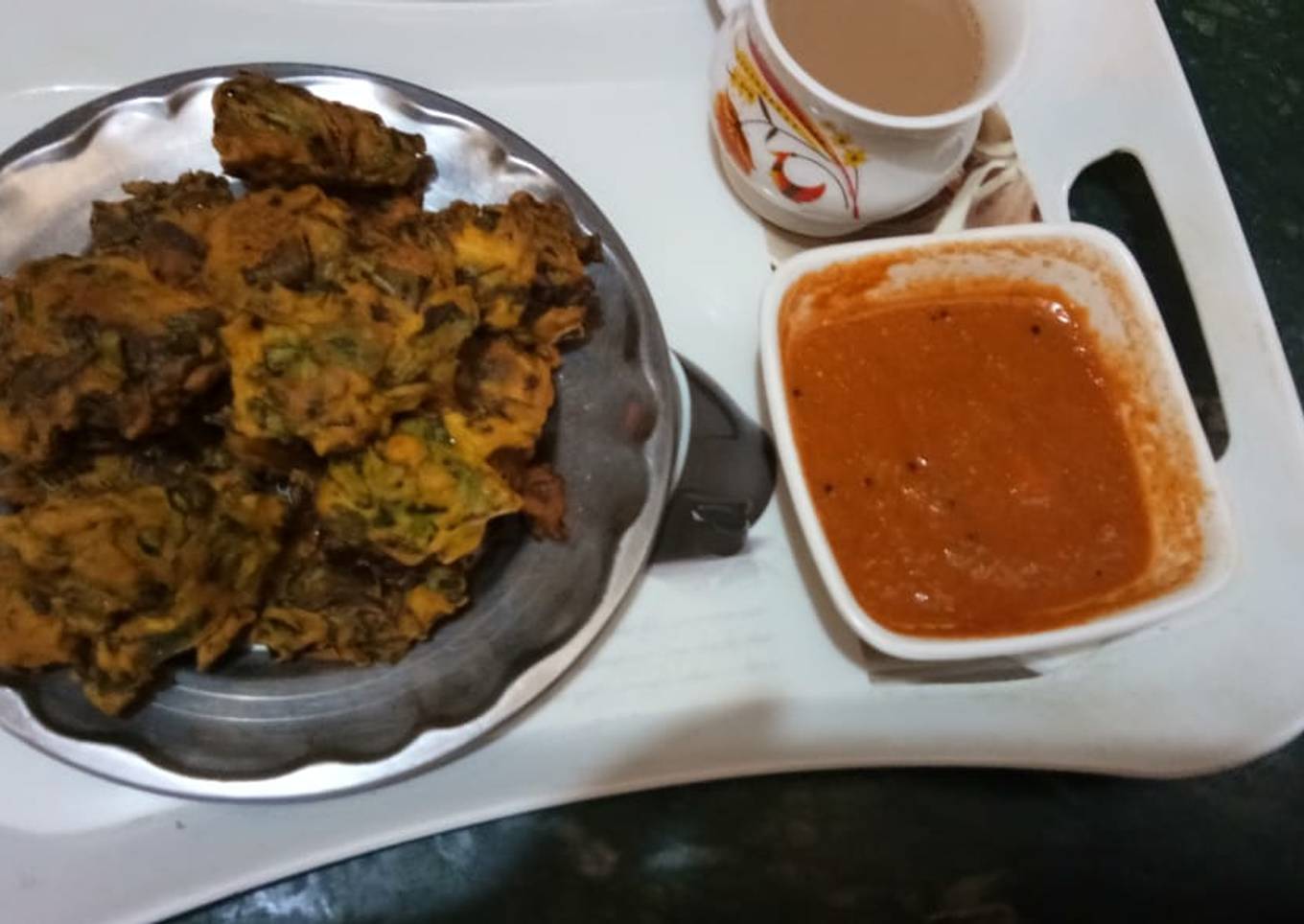 Palak bhajiye with tea or tomato chutney