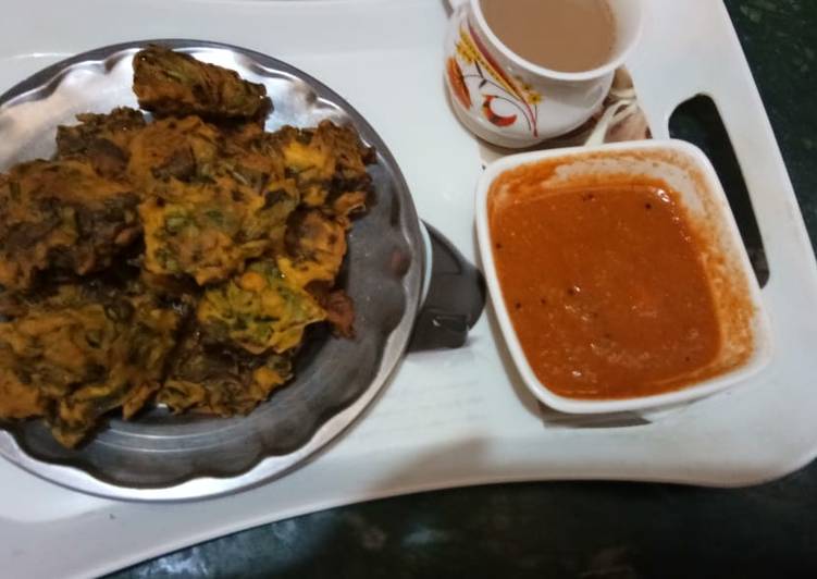 Recipe of Quick Palak bhajiye with tea or tomato chutney