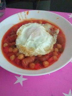 Una foto de Garbanzos con chistorra estilo Mony ñam