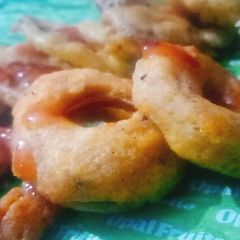 A picture of Crispy fried Onion rings.