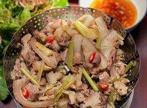 Hình của món Heo Rừng Hấp Sả Cuốn Bánh Tráng Rau Sống.